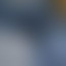 Hyperhidrosis axillaris. Großflächiger Schweißfleck unterhalb der Achsel.