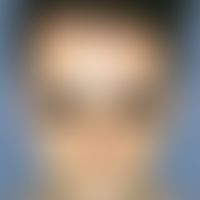 Varizellen: generalisiertes Exanthem, ausgeprägter Gesichtsbefall mit entzündlichen Papeln, Puste...