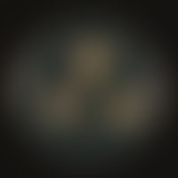 Candida albicans. Kulturunterseite: Weiße bis cremefarbene Kolonien, etwas dunkler im Vergleich z...