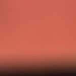 Dermatitis solaris: scharf auf Sonnenlicht-exponierte Areale begrenztes, flächenhaftes Erythem.

...